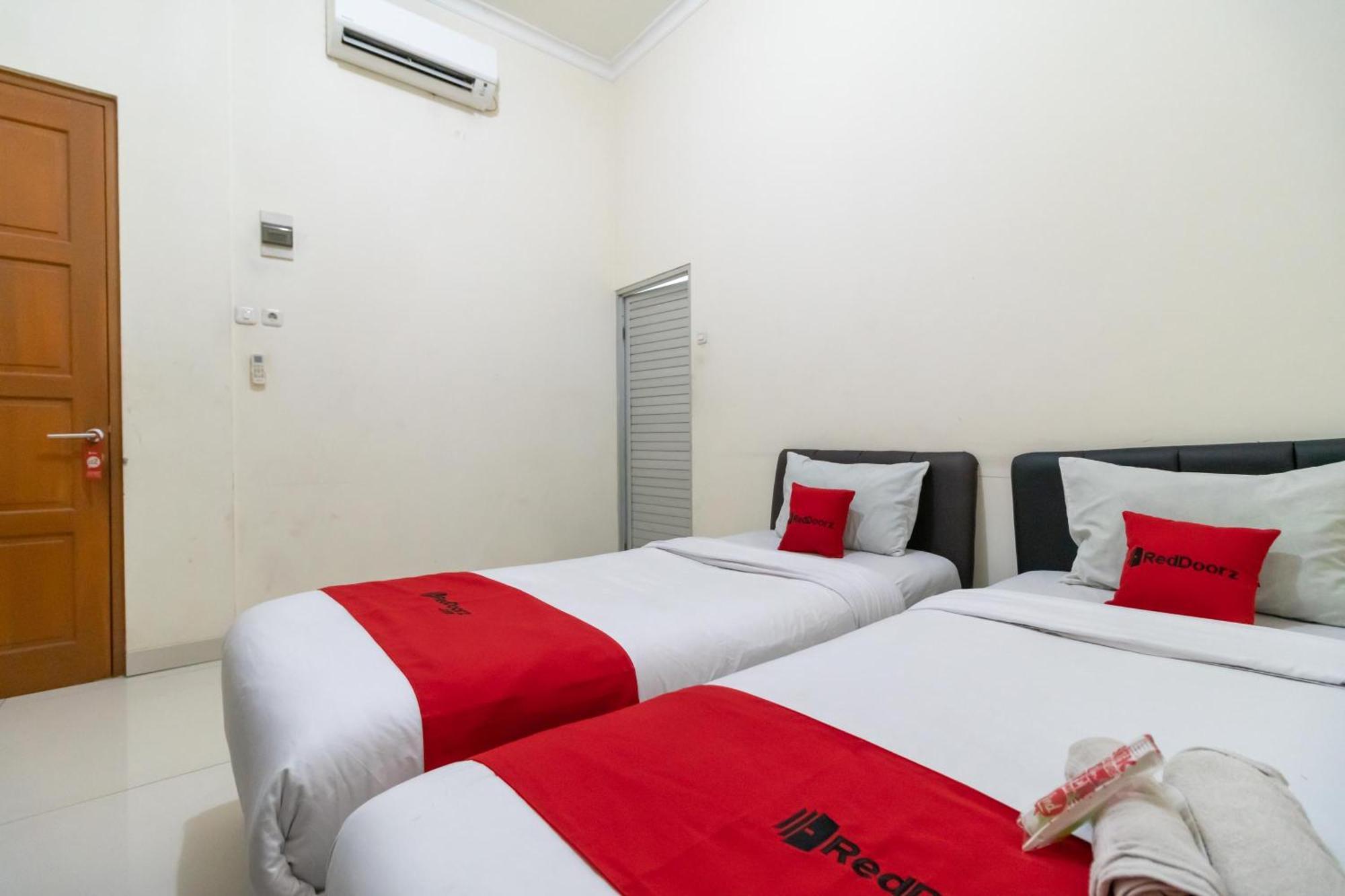 Reddoorz Near Universitas Esa Unggul Bekasi Harapan Indah Hotel Ngoại thất bức ảnh