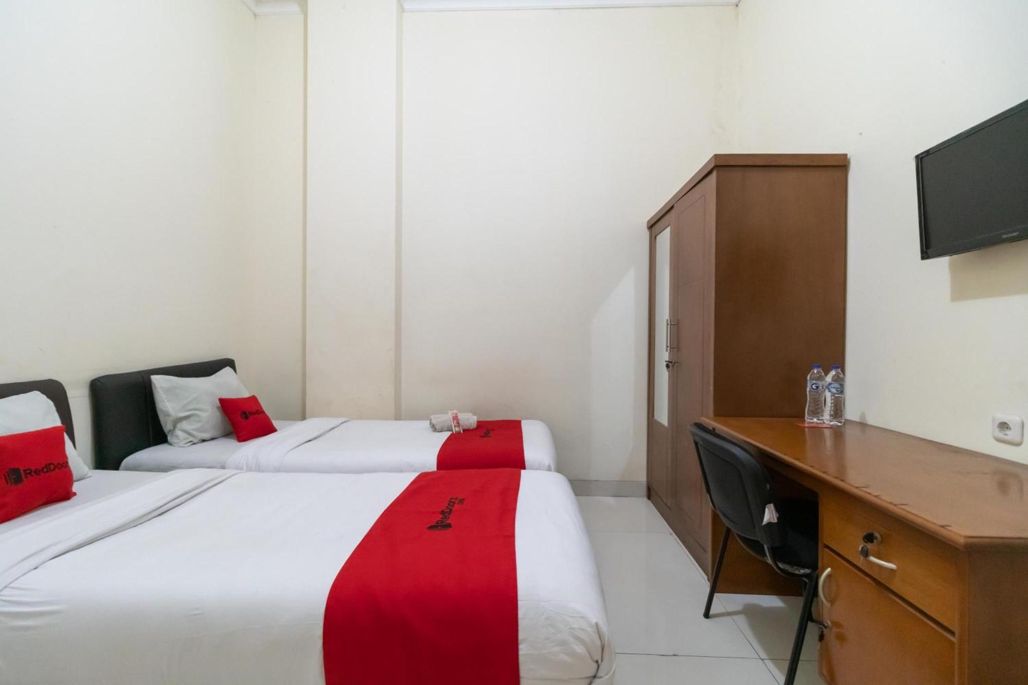 Reddoorz Near Universitas Esa Unggul Bekasi Harapan Indah Hotel Ngoại thất bức ảnh