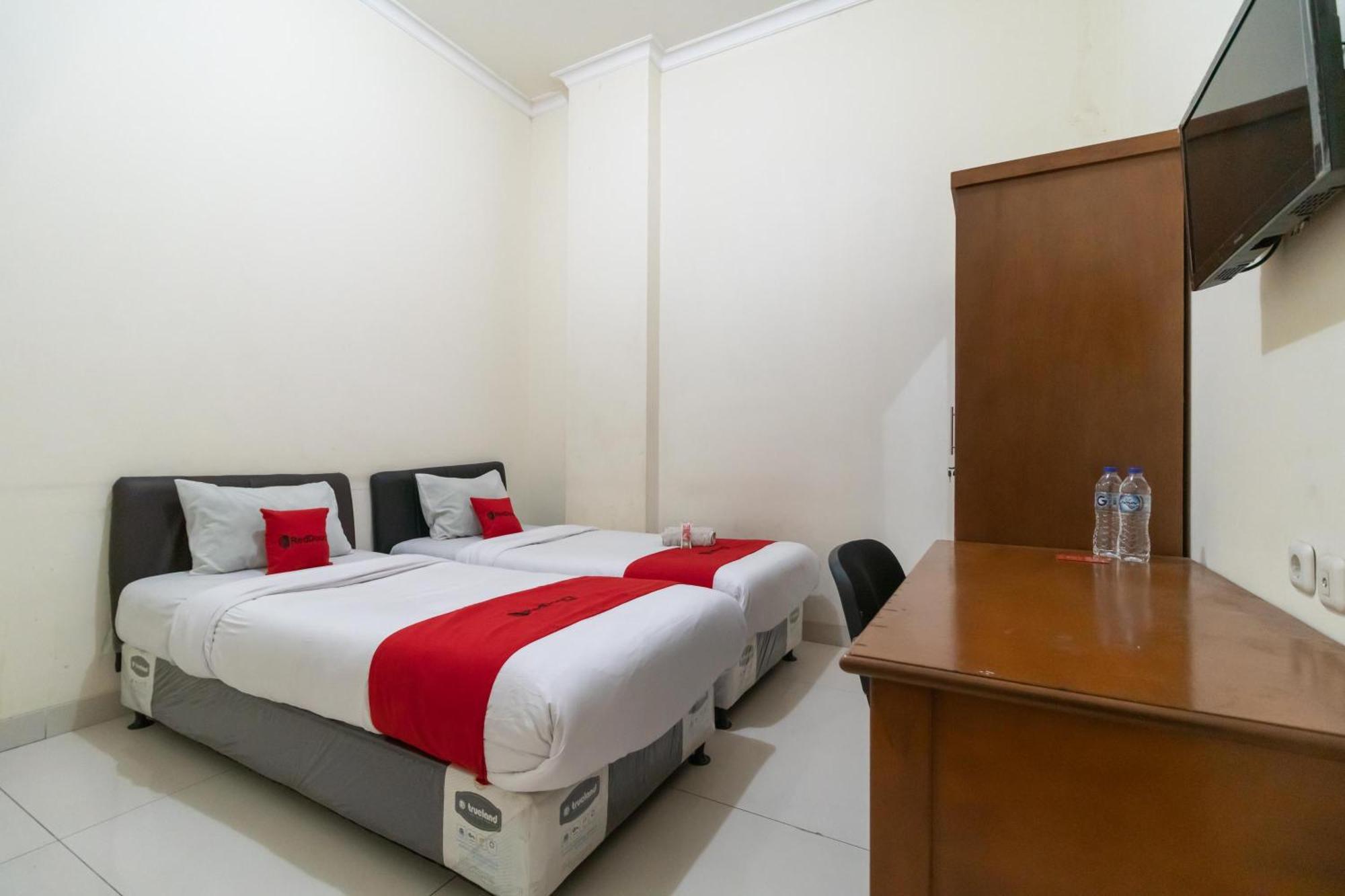 Reddoorz Near Universitas Esa Unggul Bekasi Harapan Indah Hotel Ngoại thất bức ảnh