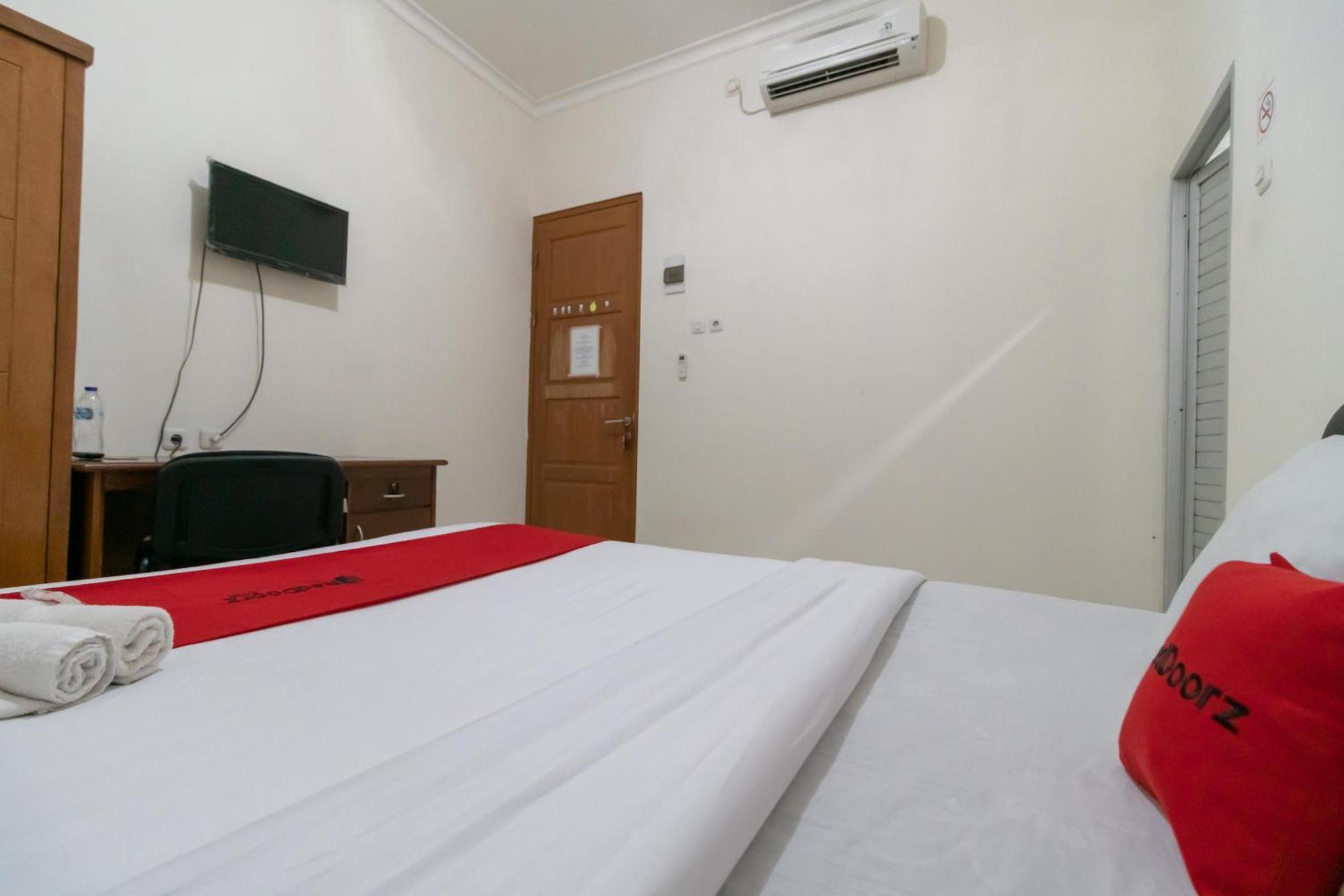 Reddoorz Near Universitas Esa Unggul Bekasi Harapan Indah Hotel Ngoại thất bức ảnh