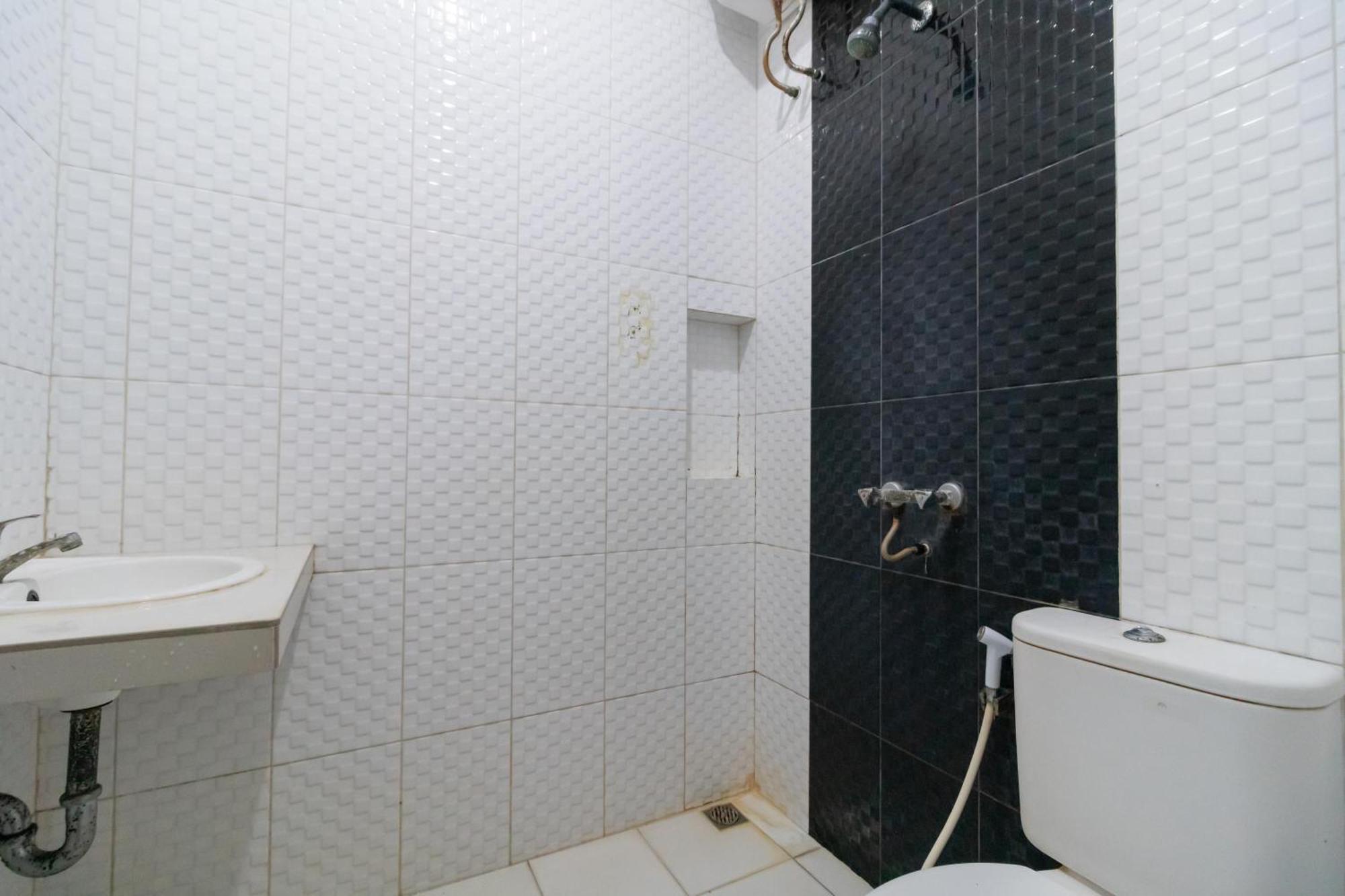 Reddoorz Near Universitas Esa Unggul Bekasi Harapan Indah Ngoại thất bức ảnh
