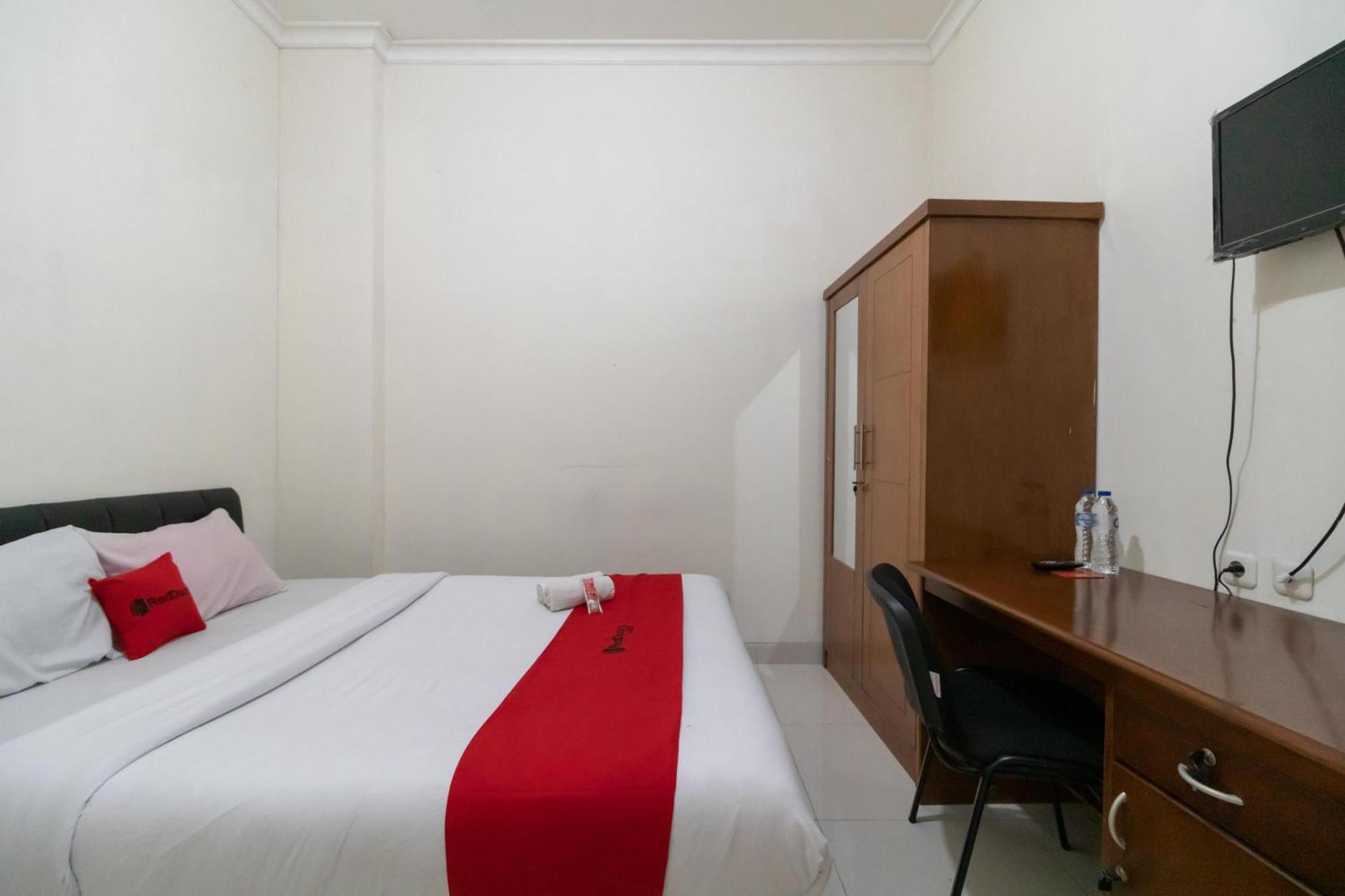 Reddoorz Near Universitas Esa Unggul Bekasi Harapan Indah Hotel Ngoại thất bức ảnh