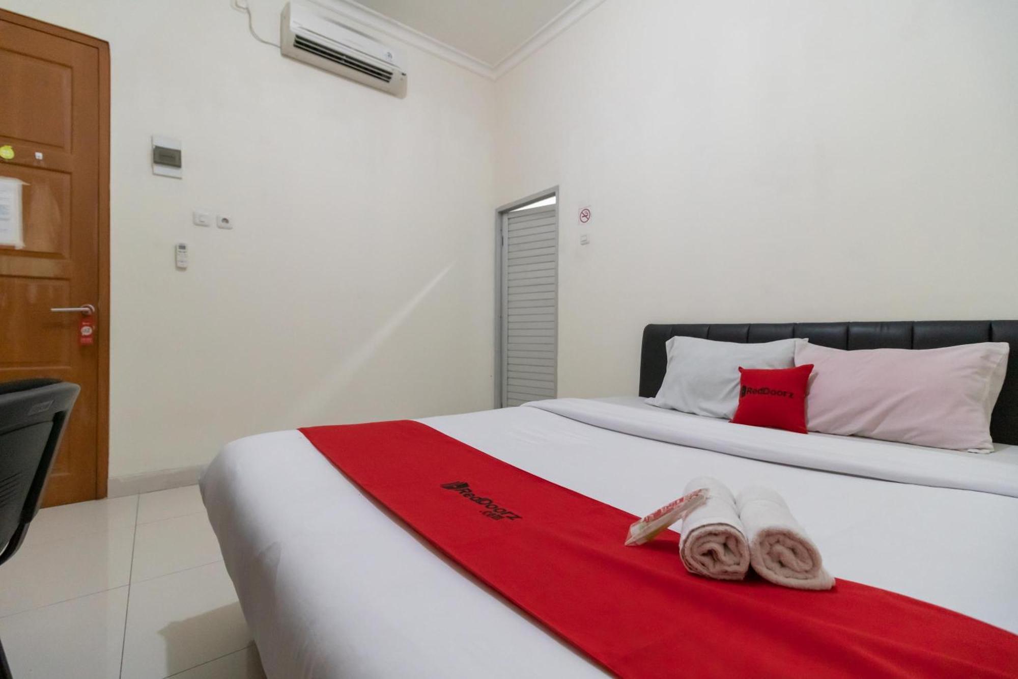 Reddoorz Near Universitas Esa Unggul Bekasi Harapan Indah Hotel Ngoại thất bức ảnh