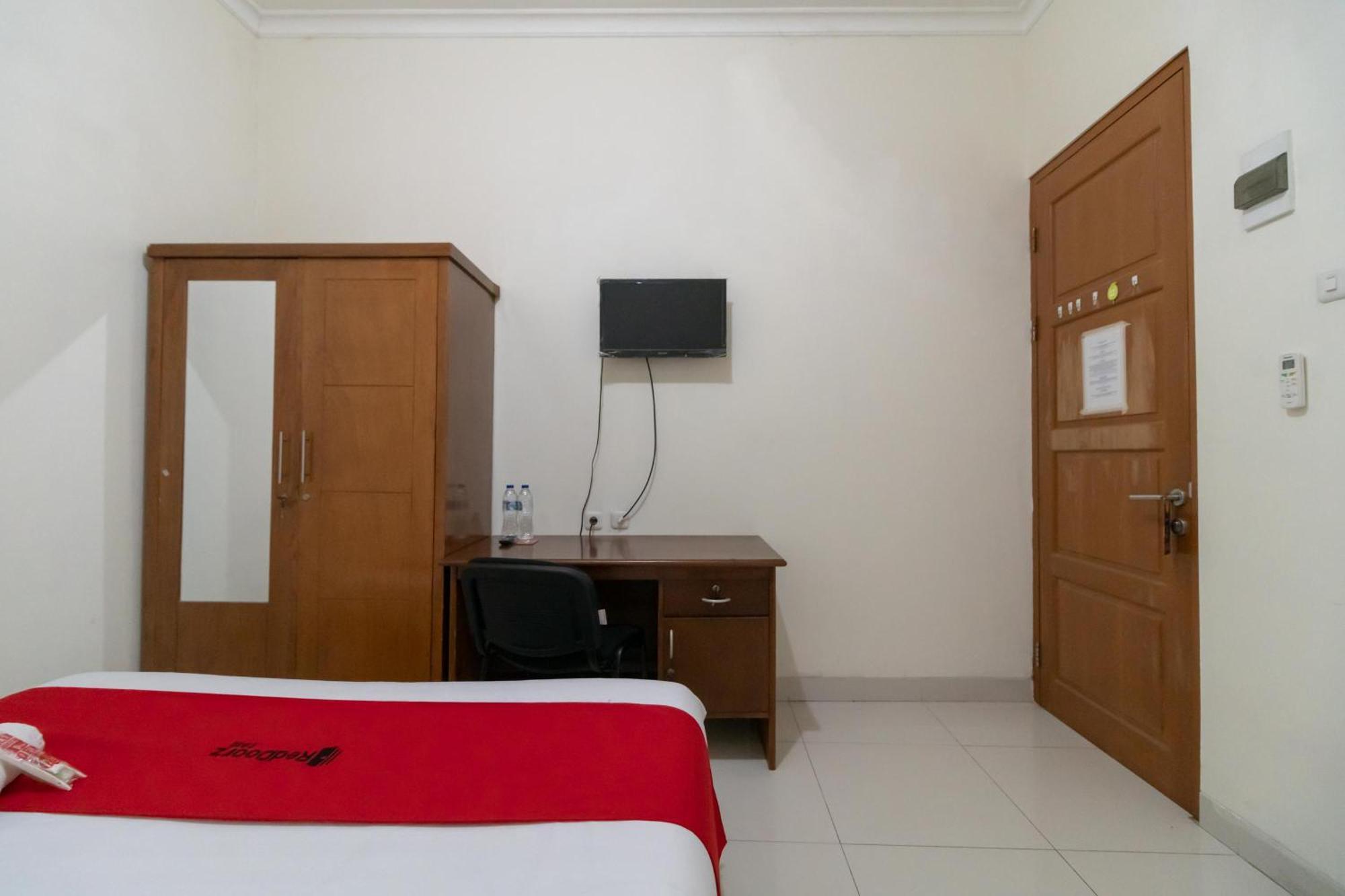 Reddoorz Near Universitas Esa Unggul Bekasi Harapan Indah Hotel Ngoại thất bức ảnh