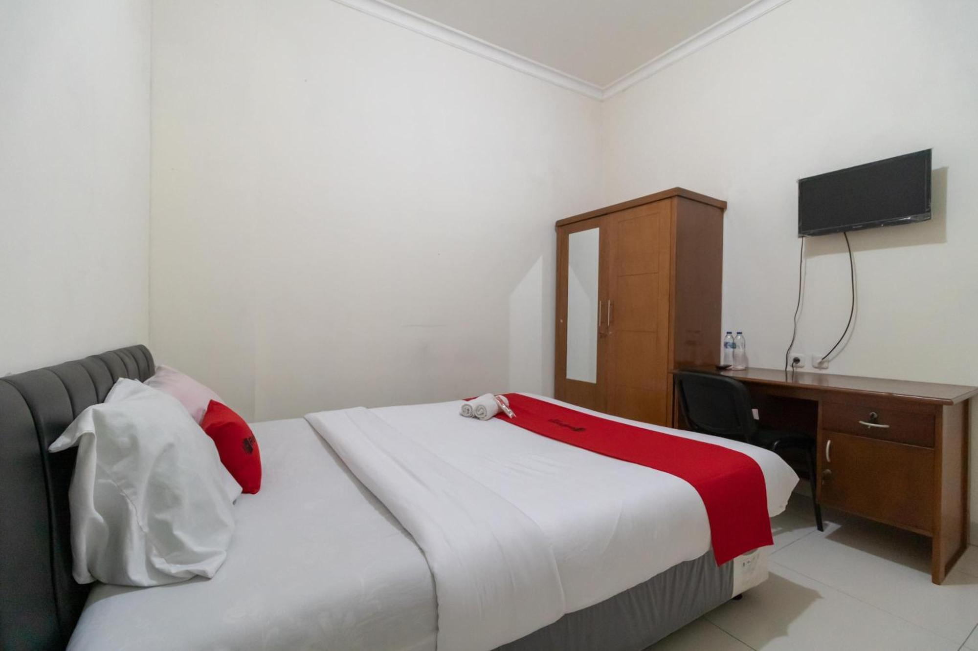 Reddoorz Near Universitas Esa Unggul Bekasi Harapan Indah Hotel Ngoại thất bức ảnh