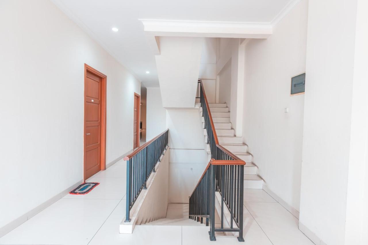 Reddoorz Near Universitas Esa Unggul Bekasi Harapan Indah Ngoại thất bức ảnh