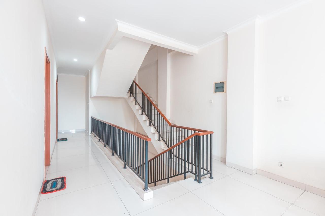 Reddoorz Near Universitas Esa Unggul Bekasi Harapan Indah Ngoại thất bức ảnh
